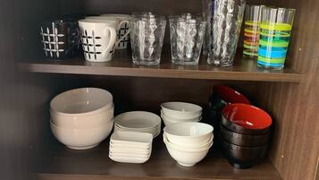 Réfrigérateur, micro-ondes, plaque de cuisson, cafetière/bouilloire