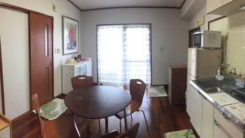 Réfrigérateur, micro-ondes, plaque de cuisson, cafetière/bouilloire