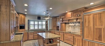 Game Room, Fire Pit & Putting Green: Glendale Home