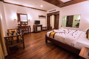 Deluxe Double Room | Minibar, in-room safe, desk, laptop workspace - The Palm Bay Resort (Sihanoukville)