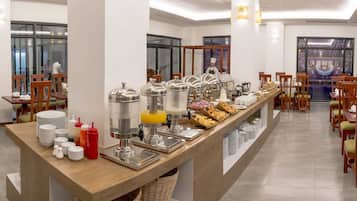 S'hi serveixen esmorzars, dinars i plats de cuina local i internacional