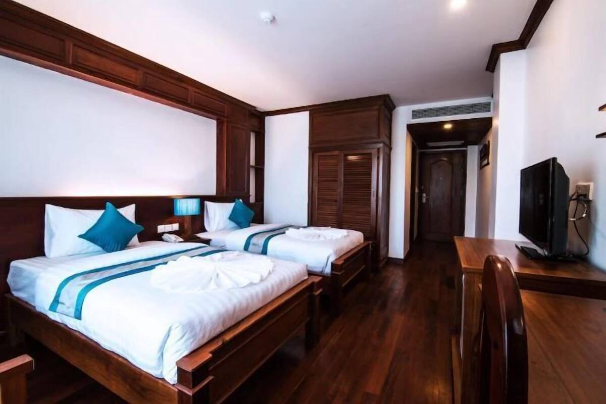 Minibar, in-room safe, desk, laptop workspace