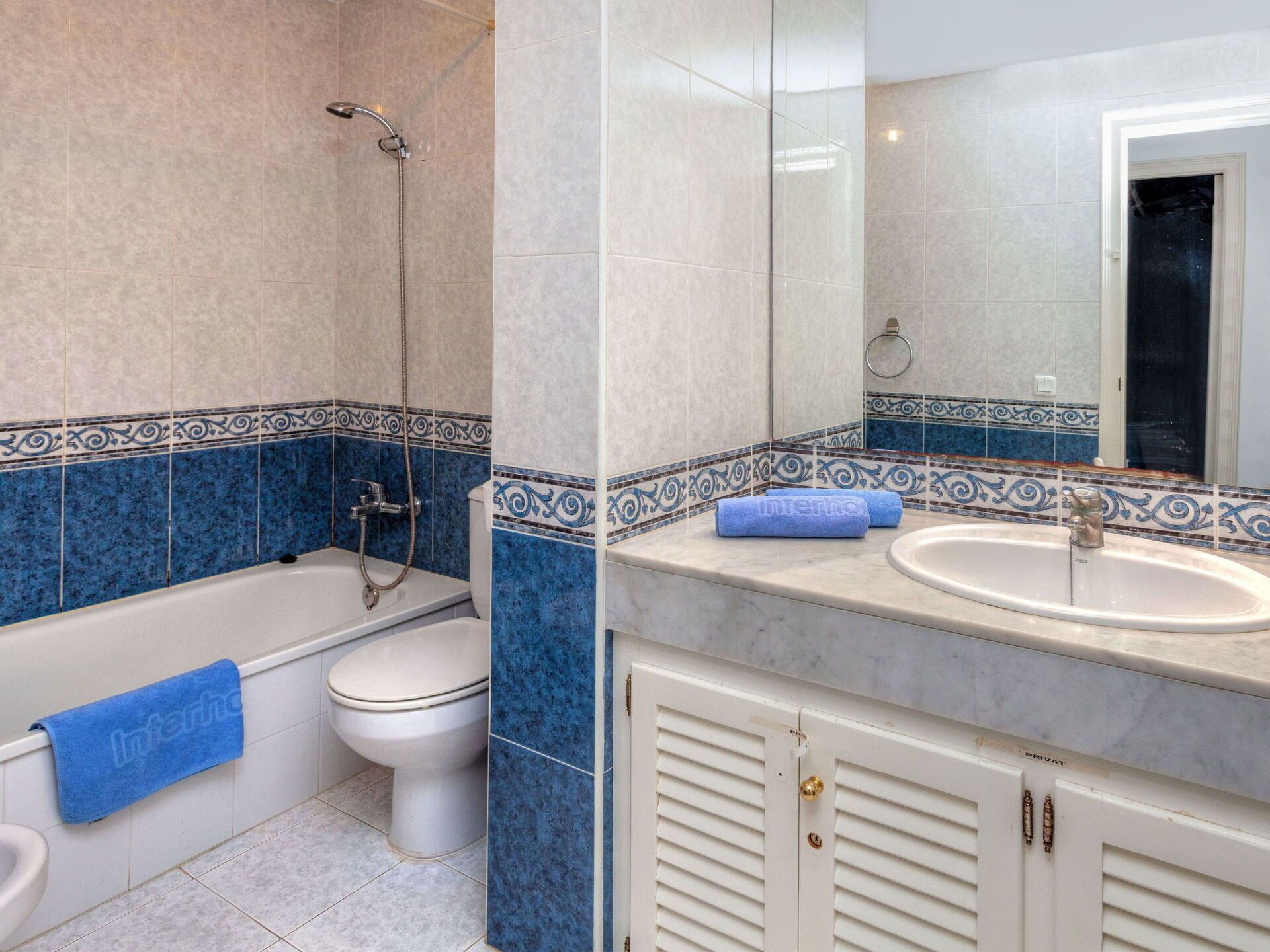 Ein Badezimmer mit Badewanne, Toilette und Waschbecken.