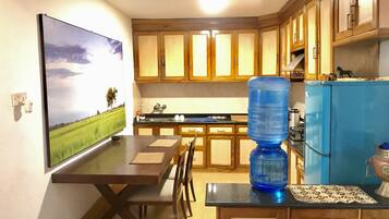 Jääkaappi, keittoastiat/astiat/ruokailuvälineet