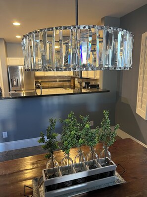 Microondas, placa de cocina, lavavajillas y papel de cocina