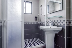 Deluxe Double Room, Balcony | Bilik Mandi | Pancuran mandi, kelengkapan dandanan diri percuma, pengering rambut