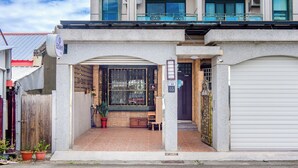 A two-story building with a ground-level shop and a garage. - Sakura B&B (Taitung)