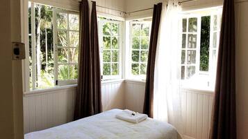 5 bedrooms, iron/ironing board, WiFi, bed sheets