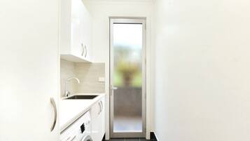 5 bedrooms, iron/ironing board, WiFi, bed sheets