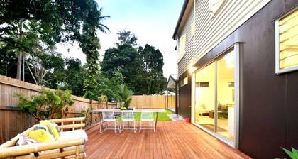 New! 5 bedrooms! 2.5 bad! Clean and modern