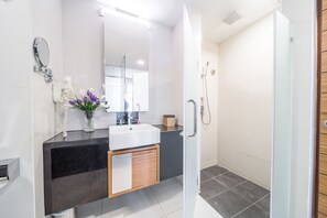 Classic-Zimmer | Badezimmer | Dusche, kostenlose Toilettenartikel, Handtücher