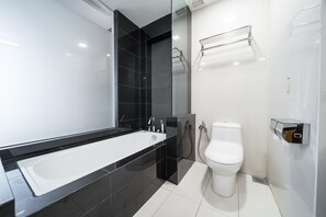 Chambre Classique | Salle de bain | Douche, articles de toilette gratuits, serviettes fournies