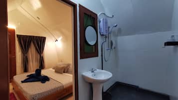 Camera Standard, bagno privato | Tende oscuranti, lenzuola