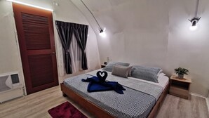 Ein modernes Schlafzimmer mit einem Bett, einem roten Teppich, einem Nachttisch mit Pflanze und einem Fenster mit Vorhängen.
