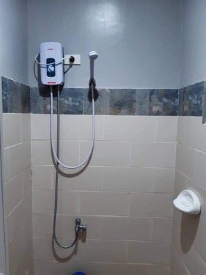 Dusj, toalettartikler (inkludert) og håndklær