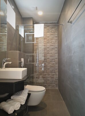 Standard Room | Bathroom | Shower, rainfall showerhead, hair dryer, toilet paper - Mia Hotel (Quy Nhon)