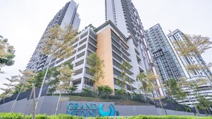 Un immeuble de grande hauteur sur lequel on peut voir une enseigne bien visible indiquant « Grand Medini ».