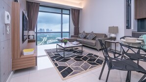 Un salon moderne avec un canapé, une table basse et un coin repas.