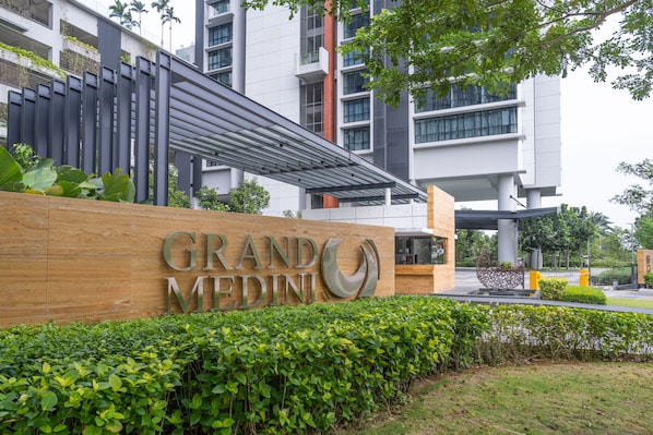 Un bâtiment moderne sur lequel on peut voir une enseigne bien visible indiquant « GRAND MEDNI ».