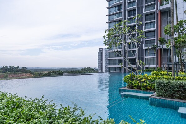 Outdoor pool - OYO Home 89724 Amazing 2br Grand Medini (Iskandar Puteri)