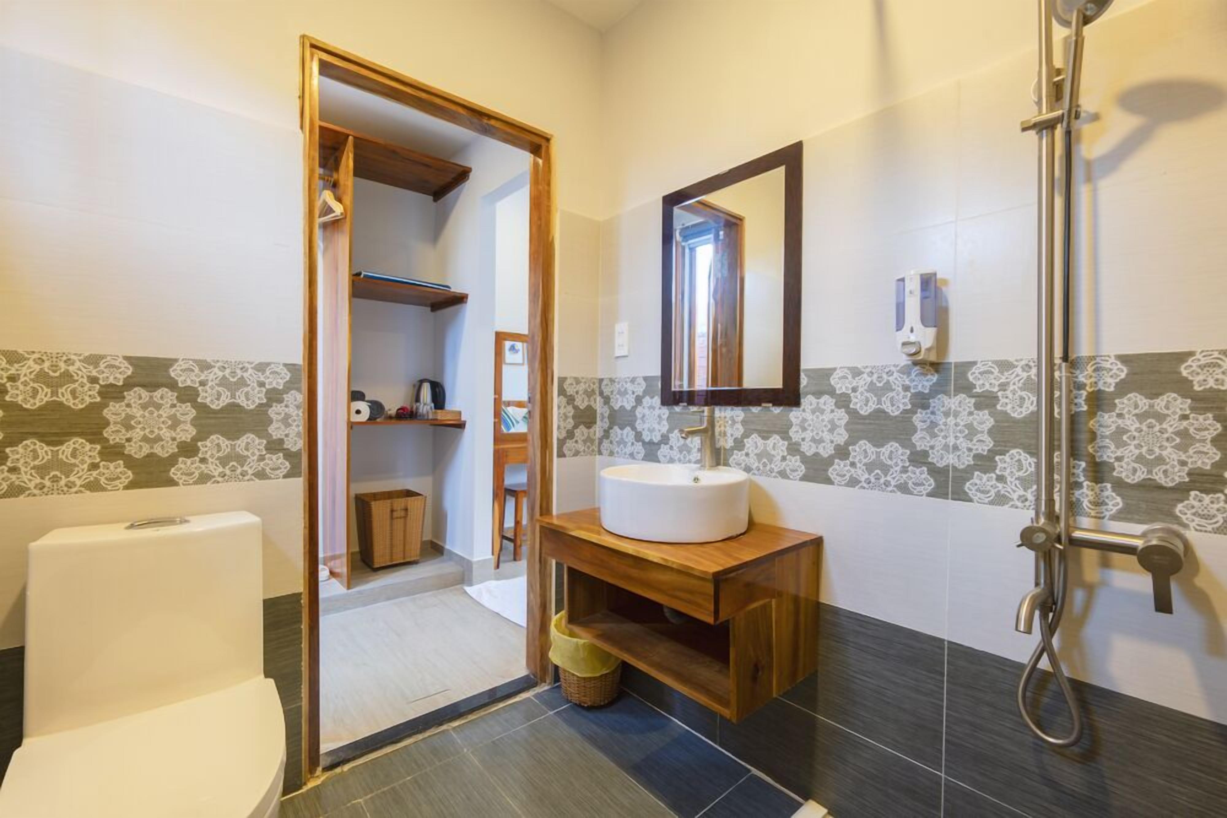 shower, free toiletries, slippers, bidet