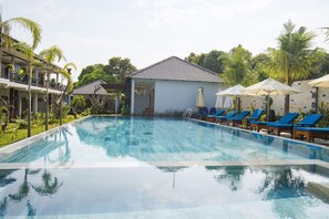 Indoor pool, outdoor pool, pool loungers - Suoi May Phu Quoc Garden Resort & Spa (Phu Quoc)