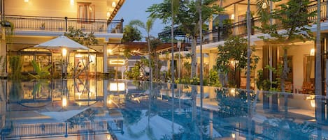 Indoor pool, sun loungers