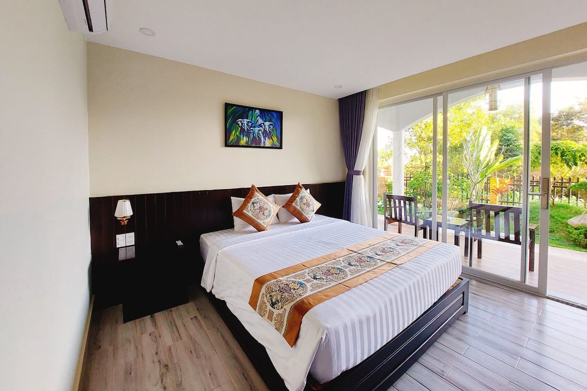 Camera Deluxe, vista giardino (King) | Minibar, una scrivania, insonorizzazione, Wi-Fi gratuito