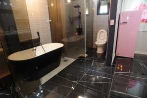 Kamer (5-105) | Badkamer | Een douche, gratis toiletartikelen, een haardroger, handdoeken