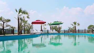 Piscine extérieure (ouverte en saison), parasols de plage