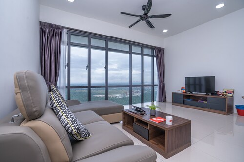 OYO Home 89725 Beautiful 3br Grand Medini