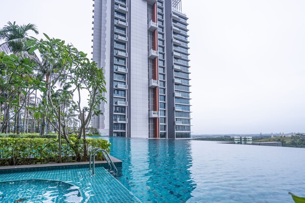 Hồ bơi ngoài trời
