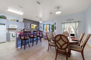 Dining - Homey, spacious condo in a gated complex. (South Padre Island)
