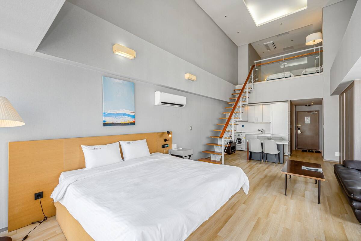 Duplex Suite Two | 手提電腦工作空間、遮光窗簾/窗簾、隔音、免費 Wi-Fi