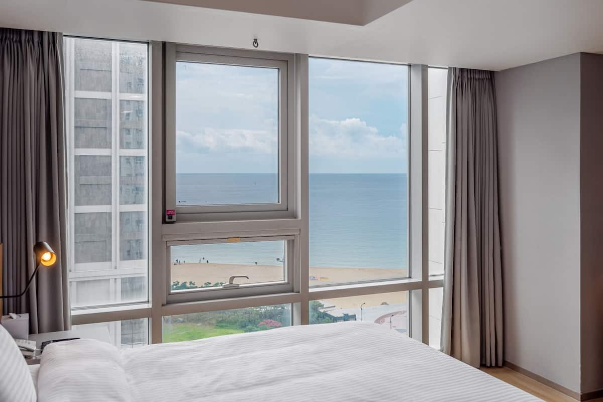 Habitación doble superior, vistas parciales al mar | 1 dormitorio, decoración individual, mobiliario individual
