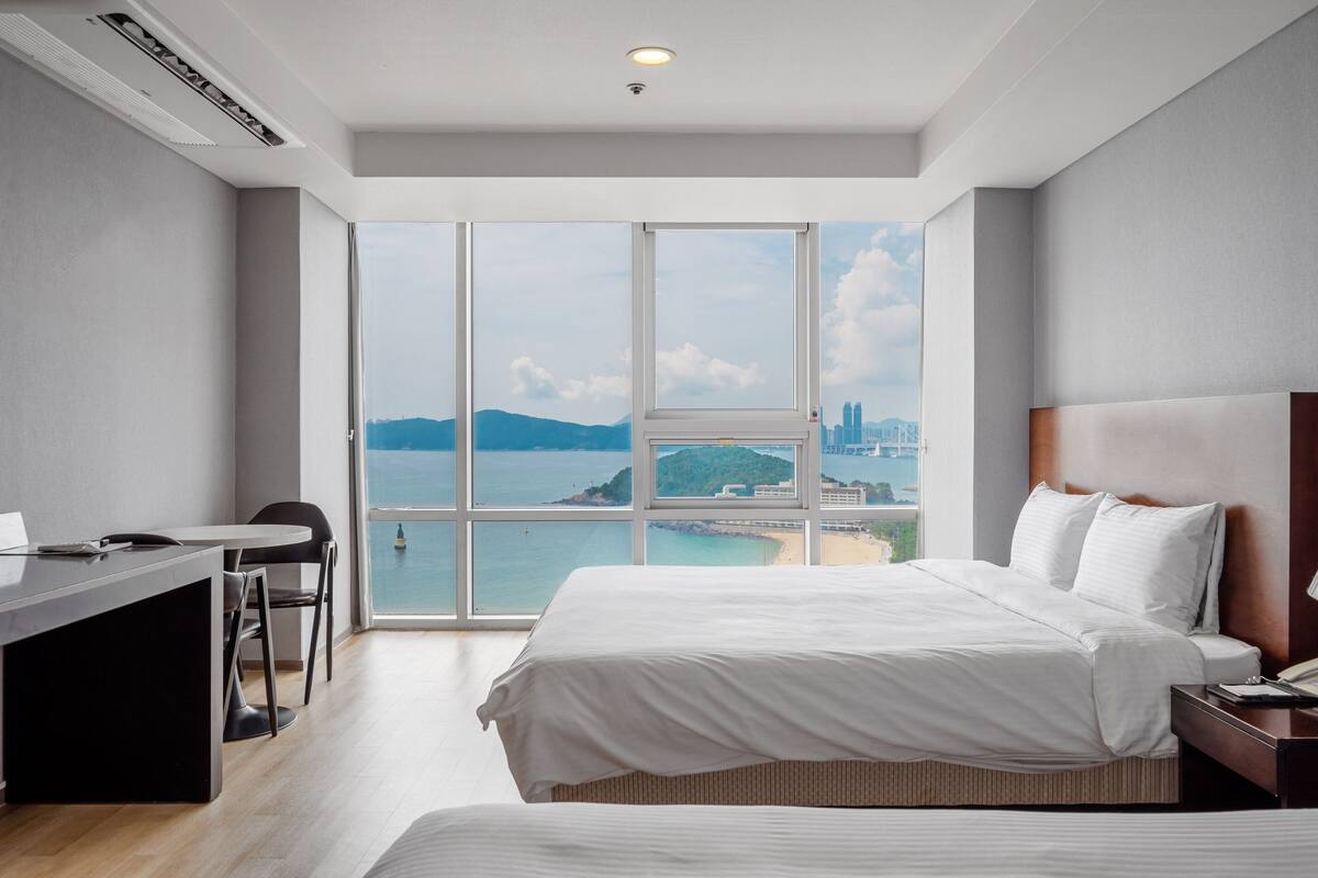 豪華雙床房, 海景 | 手提電腦工作空間、遮光窗簾/窗簾、隔音、免費 Wi-Fi