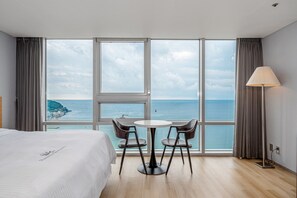 Suite junior, vista al océano | Decoración personalizada y muebles diferentes