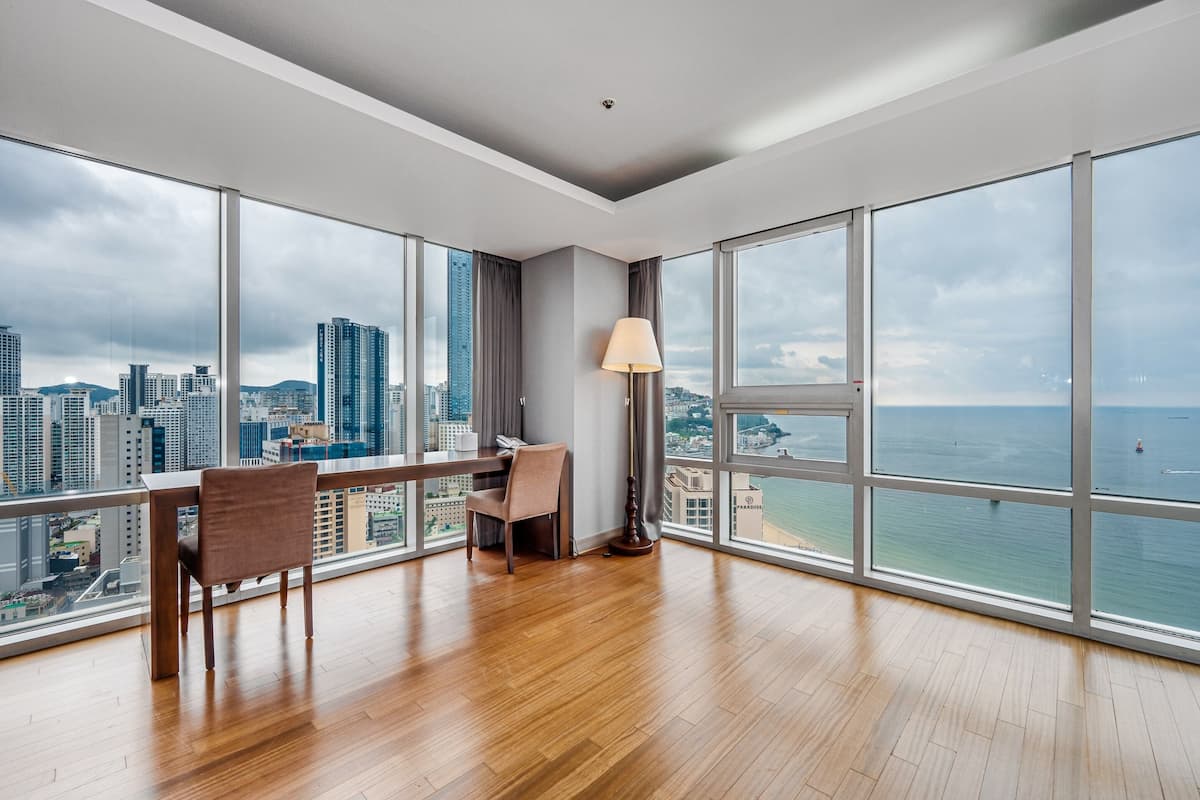 Suite Royal, varias camas, vistas al mar | 1 dormitorio, decoración individual, mobiliario individual