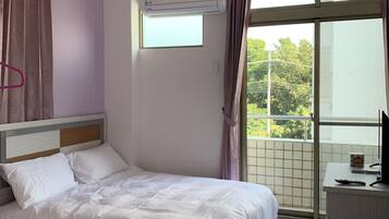 Family Quadruple Room (302) | Free WiFi, bed sheets