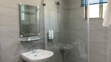 Fyrbäddsrum (202) | Badrum | Dusch, gratis toalettartiklar, hårtork och tofflor