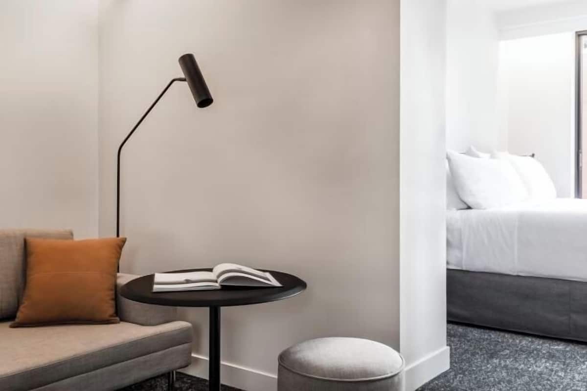 Een minibar, een kluis op de kamer, individueel gedecoreerd