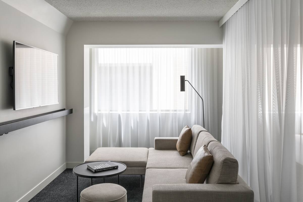 Junior Suite - includes hosted hour with free drinks and WiFi | 起居區 | 55-吋LED 液晶電視、數位頻道、電視、首輪電影