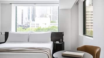 Lancemore Premium King Room - includes hosted hour with free drinks and WiFi | Minibar, caja fuerte, decoración individual y mobiliario individual