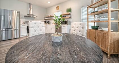 Serenity House-2 Ensuites Walk Silos Restaurants Baylor McLane w/Secure Parking