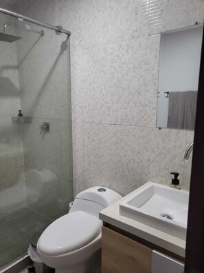 Ducha, toallas, jabón y papel higiénico