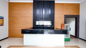 Une cuisine moderne dotée d’une cuisinière intégrée, d’un réfrigérateur et d’un mur d’accent en bois.