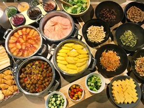 Petit déjeuner buffet servi tous les jours en supplément