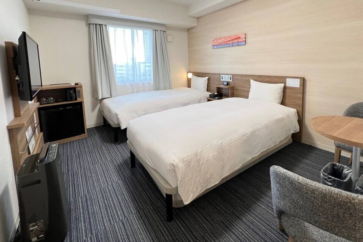 Down comforters, in-room safe, blackout drapes, WiFi (free)