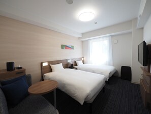 Down comforters, in-room safe, blackout drapes, free WiFi