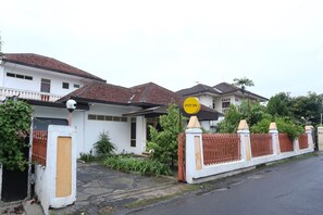 Exterior detail - OYO 2268 Tim-tim Homestay SyariahNearUniversitas Gadjah Mada (Depok)